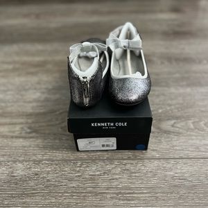 Kenneth Cole Rose Bowie girls size 2 dress shoes.  Color is silver crackle.